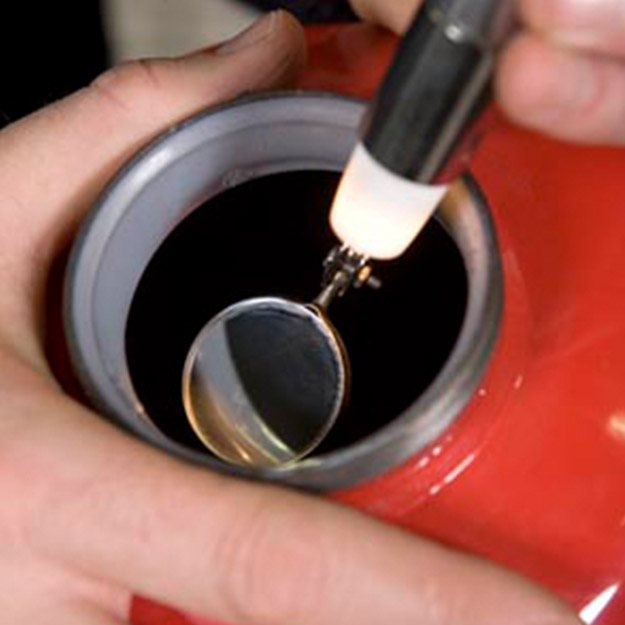 Monteur inspecteert het binnenwerk van een brandblusser
